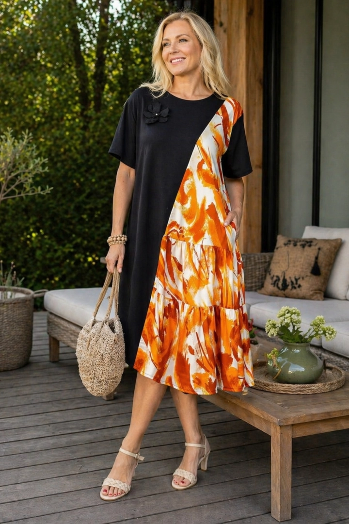 czarna sukienka damska midi z pomarańczowym printem asymetryczna rozkloszowana krótki rękaw Battistocchi