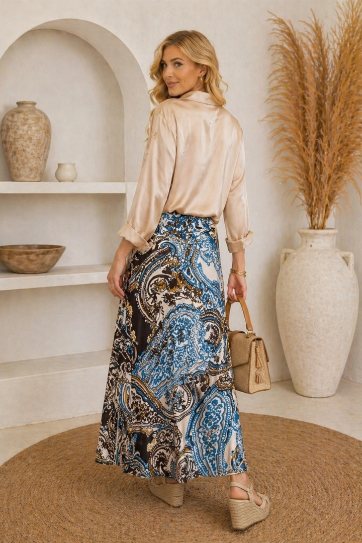 Spódnica Faloppio niebieska maxi o satynowym fasonie z gumką w pasie i wzorem paisley maskuje brzuch i dobrze układa się na sylwetce