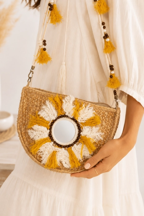 Torebka półokrągła pleciona musztardowa z lusterkiem chwostami i koralikami na długim pasku boho style Montespertoli