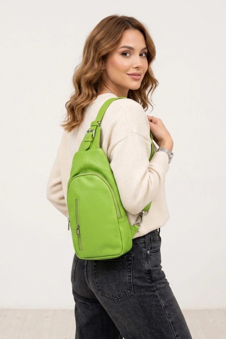 Zielona nerka torebka crossbody skóra naturalna trzy kieszenie uporządkowana i praktyczna