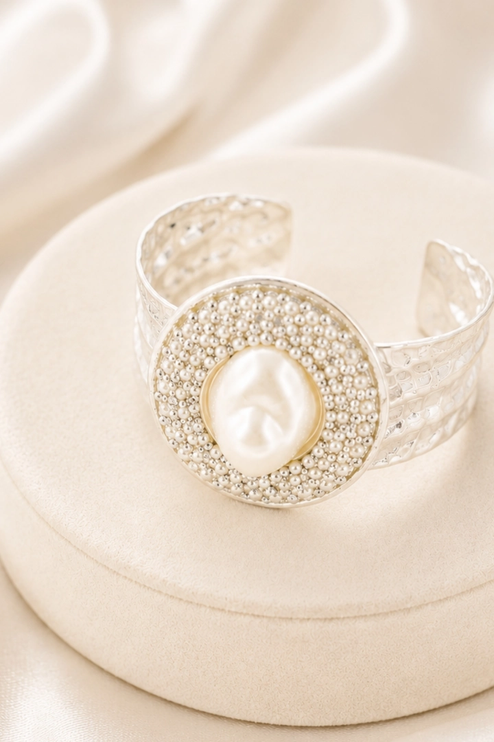 Bransoletka damska bangle srebrna szeroka z owalem i perłowym detalem elegancki dodatek