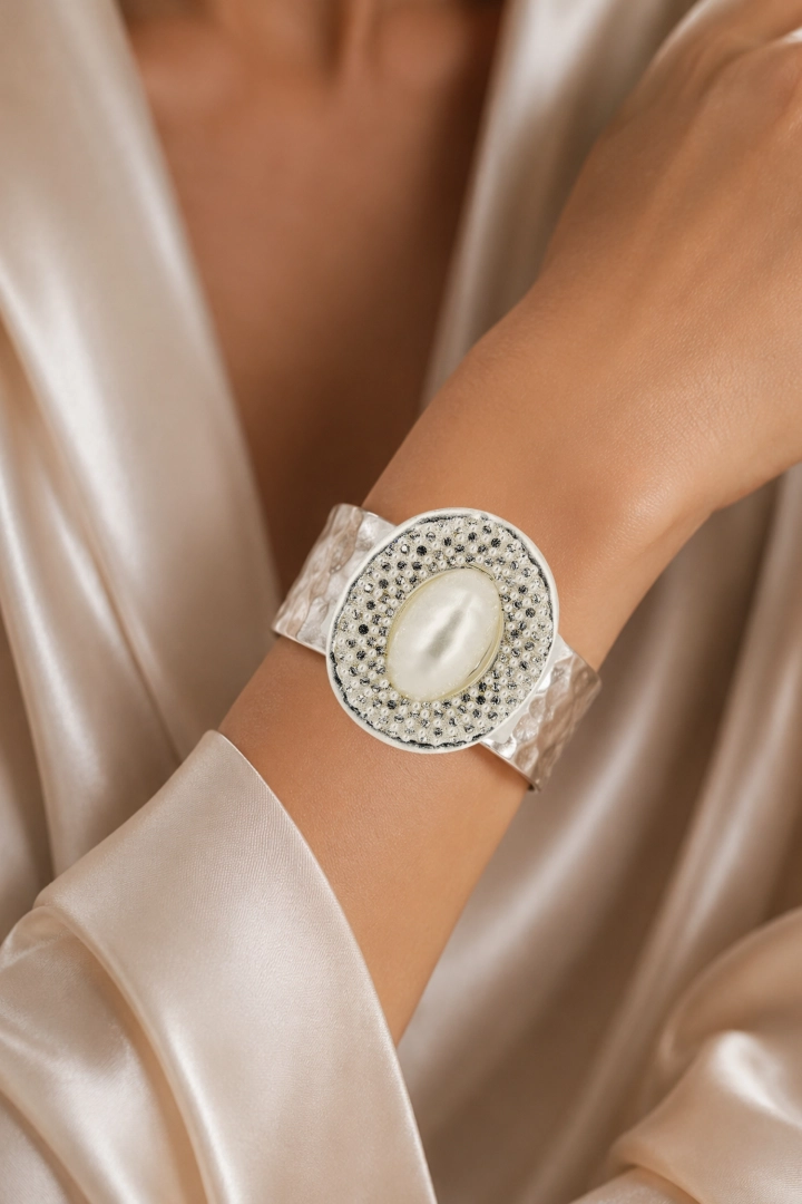 Bransoletka damska srebrna bangle z owalną ozdobą i perłowym środkiem z błyszczącymi zdobieniami elegancka szeroka Perloz
