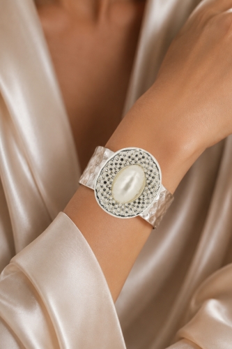 Bransoletka damska srebrna bangle szeroka z owalną ozdobą i perłowym środkiem z błyszczącymi zdobieniami elegancka
