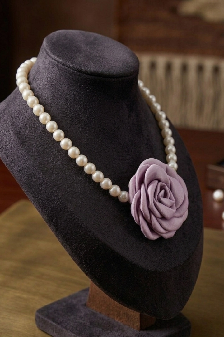 Naszyjnik perłowy damski choker z dużą fioletową różą elegancki dodatek Accattapane