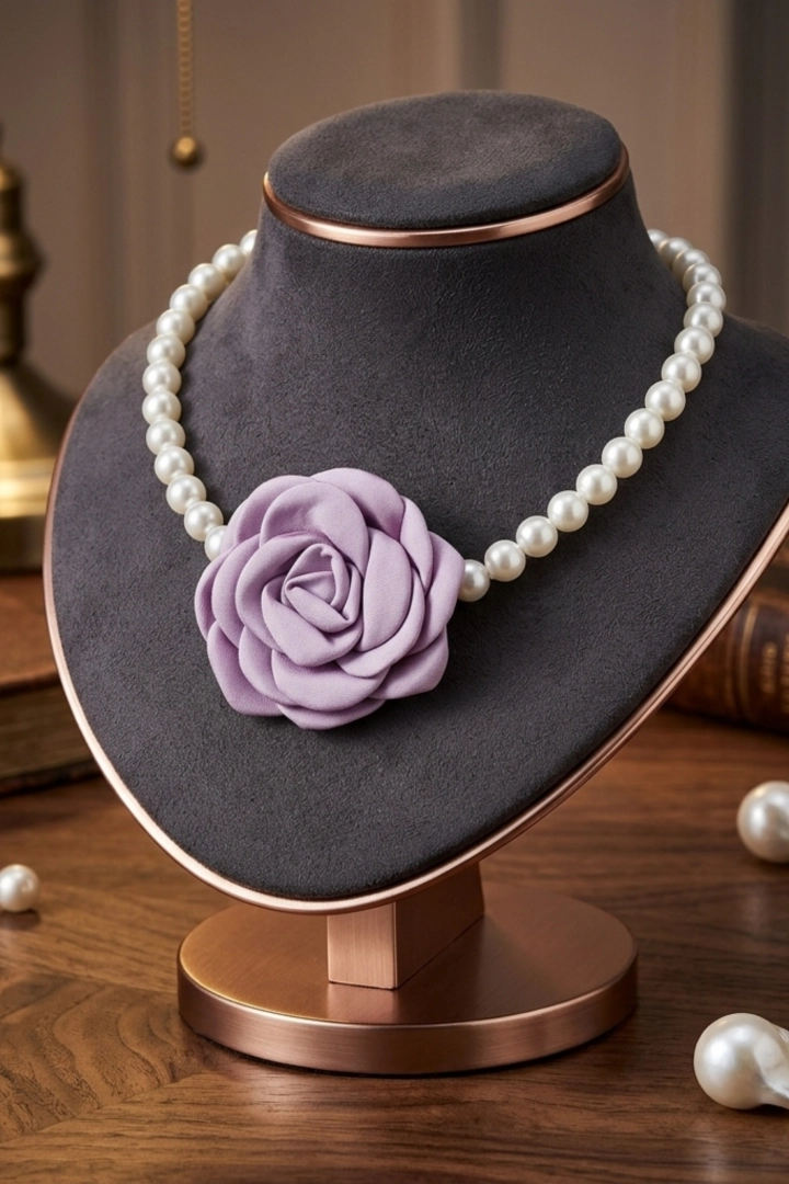 Naszyjnik damski choker perłowy z ozdobną różą fioletowy elegancki Accattapane