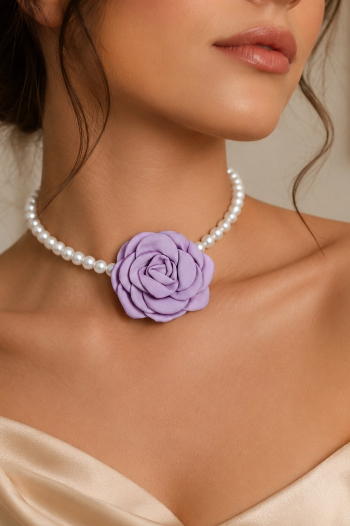 Choker damski z perłami i fioletową różą elegancki naszyjnik Accattapane