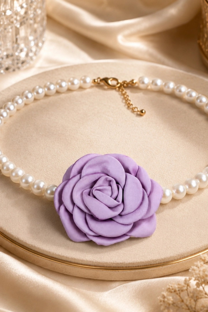 Elegancki choker damski z perłami i fioletową różą stylowy naszyjnik Accattapane