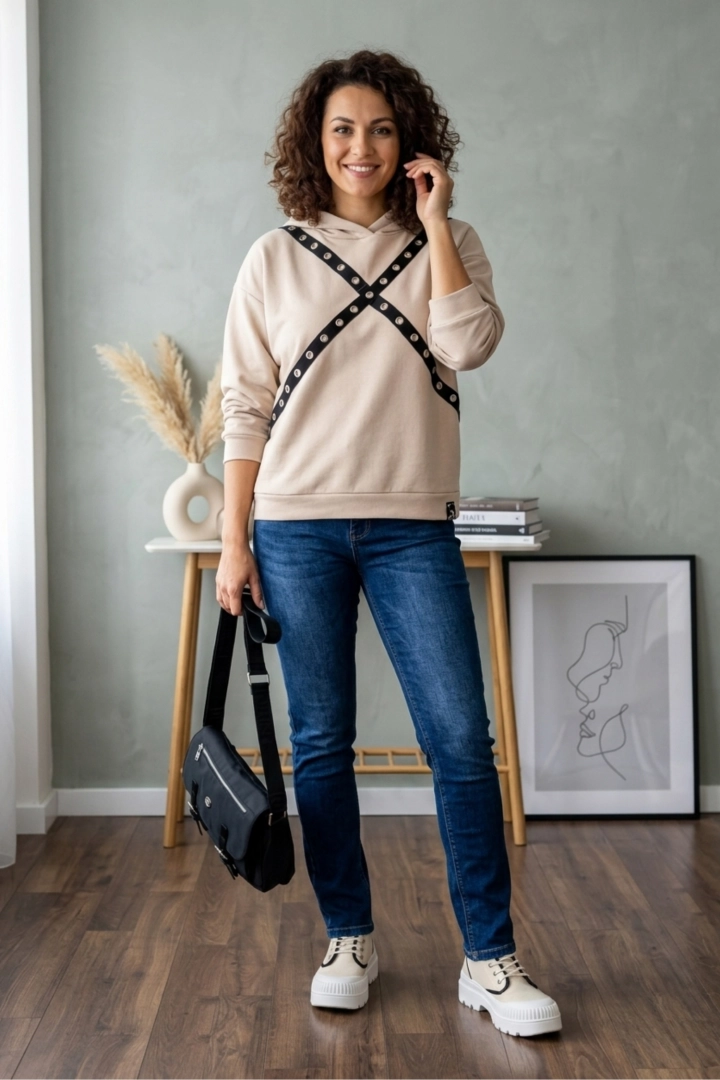 Bluza damska oversize beżowa z kapturem i modnymi tasiemkami Corbellino