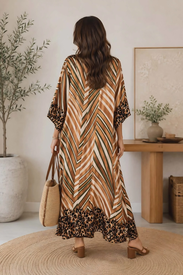 Satynowa sukienka maxi camelowa oversize w paski khaki z printem Zorlesco