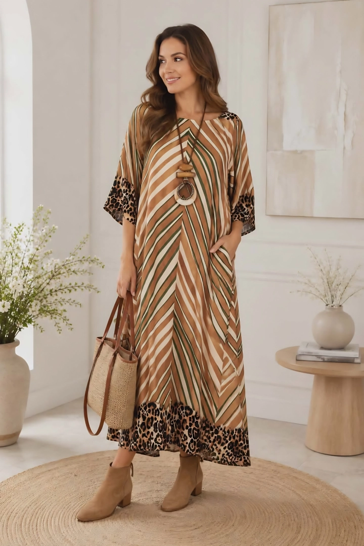 Sukienka maxi oversize satynowa camelowa w asymetryczne paski khaki z printem Zorlesco