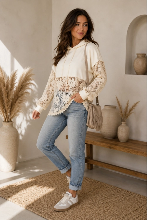Bluza oversize damska beżowa z kapturem i ozdobną koronką Oriola