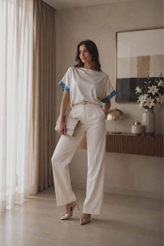 Elegancka bluzka damska beżowa oversize z kontrastową niebieską lamówką i połyskiem Montecodruzzo