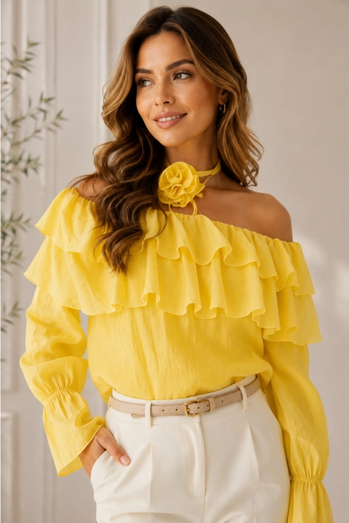 Bluzka damska hiszpanka oversize pastelowa żółta z falbanami i chokerem z różą elegancka Calzoppo