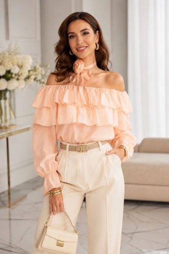 Bluzka damska hiszpanka oversize pudrowy róż z falbanami i chokerem z różą elegancka Calzoppo
