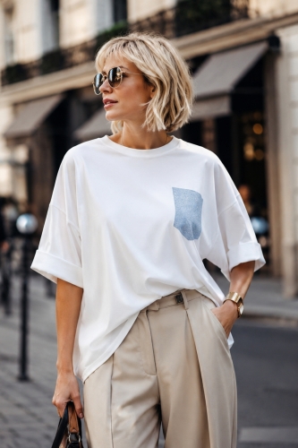 Bluzka damska biała oversize z krótkim rękawem i niebieską aplikacją z dżetami T-shirt Nebbiano