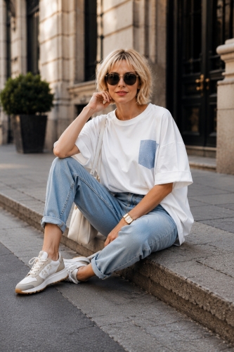 Biała bluzka damska oversize T-shirt z krótkim rękawem i ozdobną aplikacją z dżetami Nebbiano