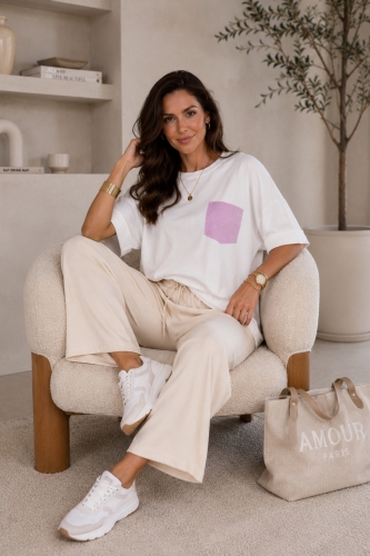 Biała bluzka damska oversize T-shirt z krótkim rękawem i ozdobną różową aplikacją z dżetami Nebbiano