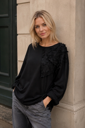 Bluza damska czarna oversize z dekoracyjną wstawką i imitacją kieszeni Gandosso