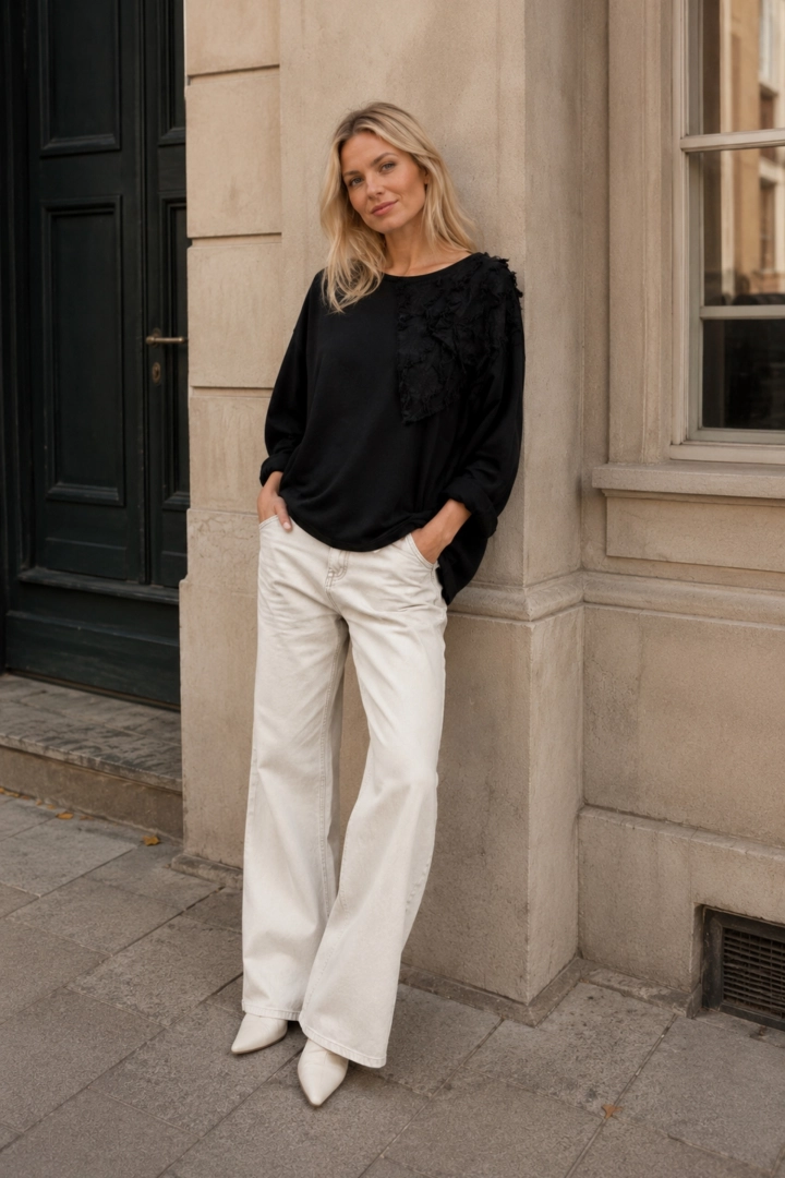 Bluza damska casual czarna z okrągłym dekoltem i ozdobną wstawką Gandosso