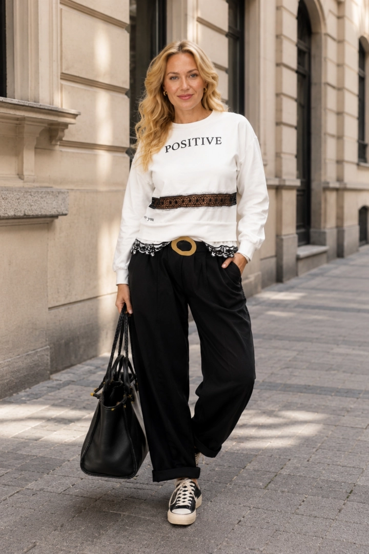 Bluza damska biała casual z napisem POSITIVE i koronką elegancka Canili