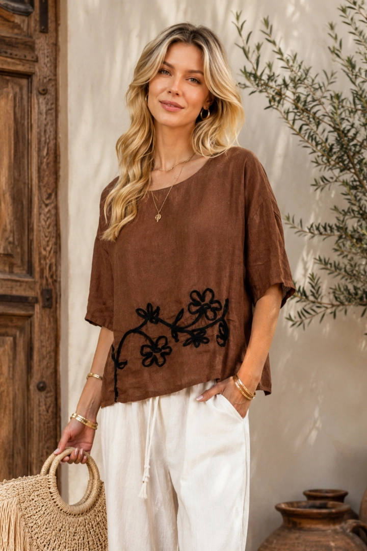 Karmelowa bluzka lniana damska oversize z czarnym motywem kwiatów styl boho lekka forma