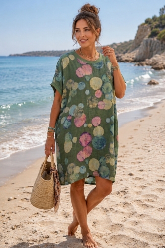 Lniana sukienka oversize midi ciemna zielona w abstrakcyjne grochy z rękawem kimono i kieszeniami na lato