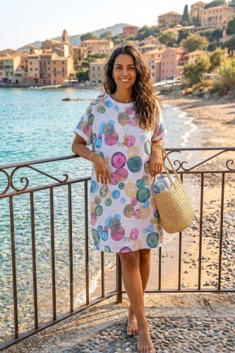 Biała lniana sukienka oversize midi w abstrakcyjne kolorowe grochy z rękawem kimono