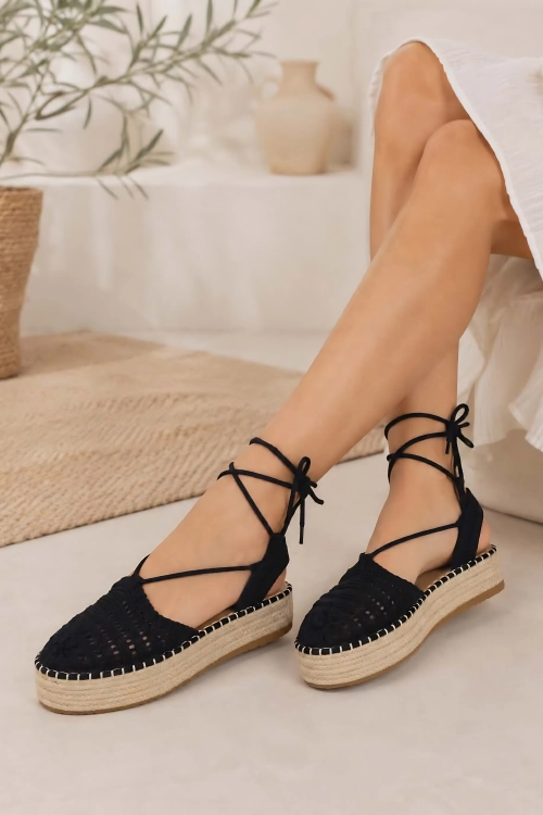 Czarne espadryle na koturnie ze sznurkiem i plecioną strukturą podkreślają letni charakter