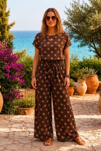 Bluzka damska brązowa w groszki polka dots oversize z lekkiego materiału sprawdza się na co dzień