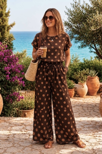 Spodnie damskie palazzo brązowe w groszki polka dots z lekkiego materiału sprawdzają się w letnich stylizacjach