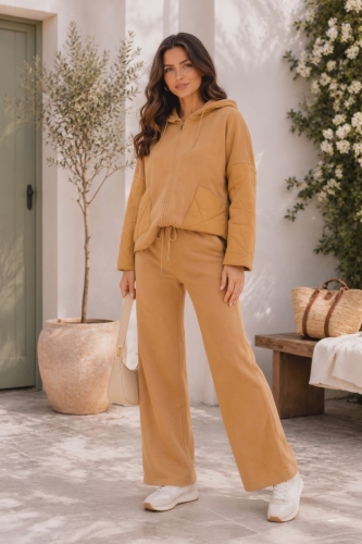 Komplet damski camelowy Belgiardino bluza pikowana i spodnie wide leg