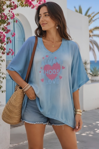 Bluzka damska light denim blue oversize z cienkiego jeansu asymetryczna rękaw kimono dekolt V z nadrukiem na przodzie Seniga