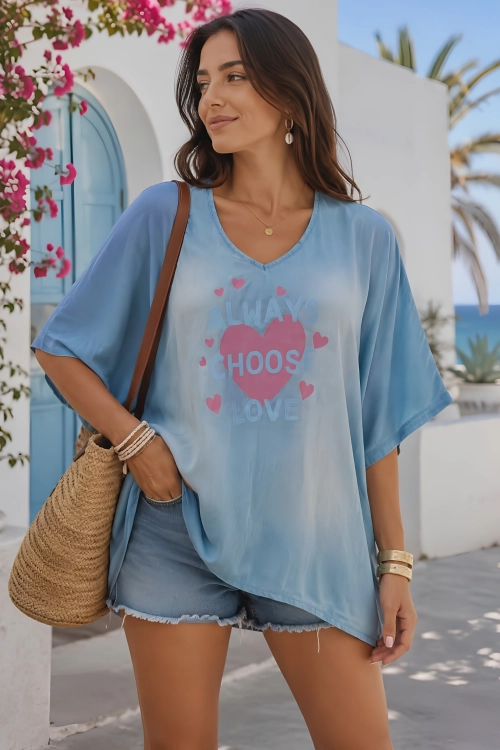 Bluzka damska light denim blue oversize z cienkiego jeansu asymetryczna rękaw kimono dekolt V z nadrukiem na przodzie Seniga