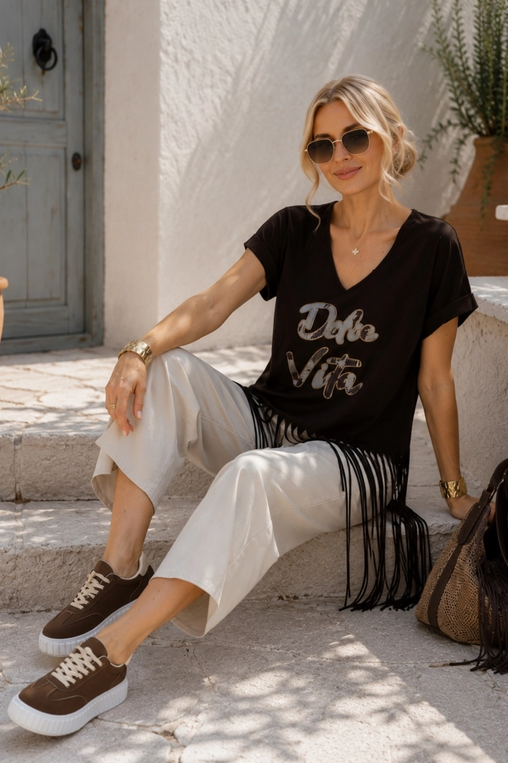 T-shirt brązowy casual z frędzlami napisem dekoltem V i krótkim rękawem Paitone