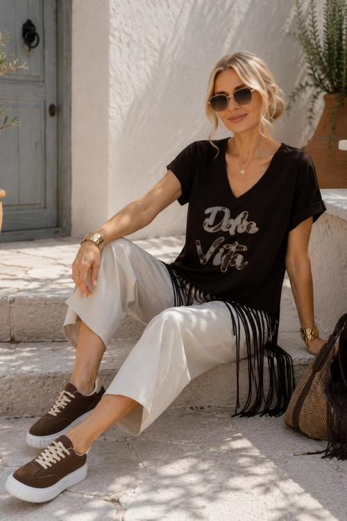 T-shirt brązowy casual z frędzlami napisem dekoltem V i krótkim rękawem Paitone