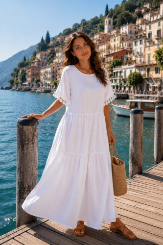 Biała sukienka boho maxi doskonale wpisuje się w wakacyjne stylizacje inspirowane włoską riwierą