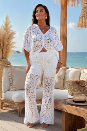 Biały komplet boho Prarolo szydełkowy z narzutką na guziki i spodniami wide leg