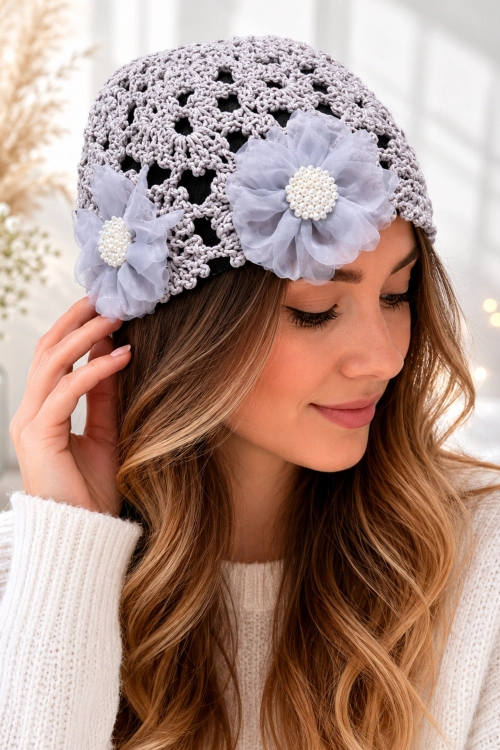 Czapka damska szara crochet beanie z ażurowym splotem i kwiatami 3D boho Formigliana