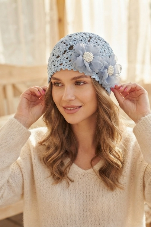 Czapka damska błękitna crochet beanie z ażurowym splotem i kwiatami 3D boho Formigliana