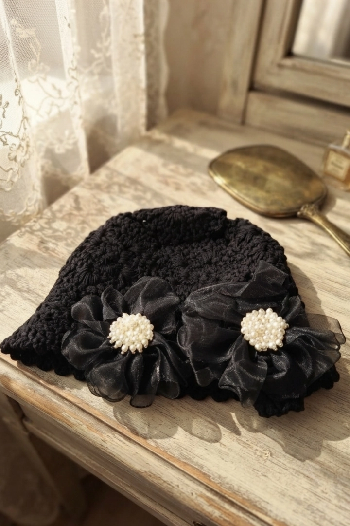Czapka crochet beanie czarna damska z kwiatami 3D i ażurowym wzorem Formigliana