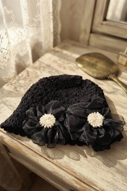 Czapka crochet beanie czarna damska z kwiatami 3D i ażurowym wzorem Formigliana