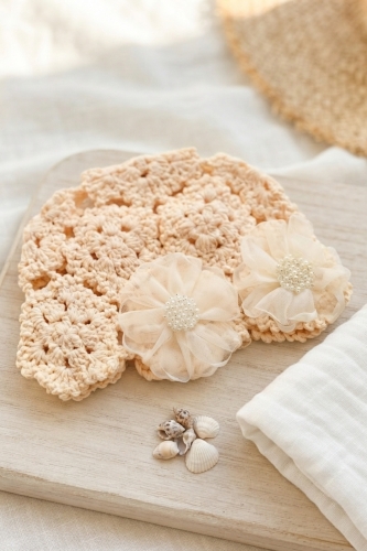 Czapka crochet beanie beżowa jasna damska z kwiatami 3D i ażurowym wzorem Formigliana