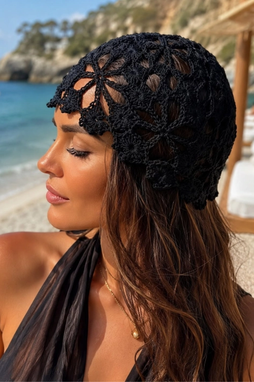 Ażurowa czapka plażowa damska czarna crochet bonnet z kwiatowym wzorem Piode