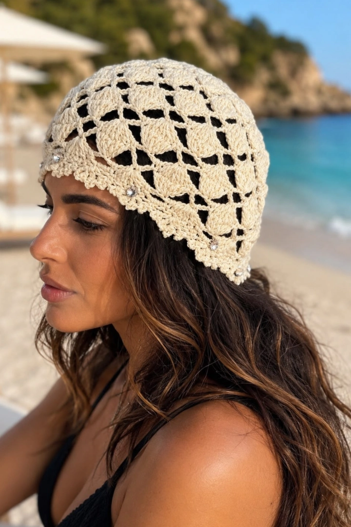 Czapka damska beżowa plażowa w romby z cyrkoniami boho Roddino