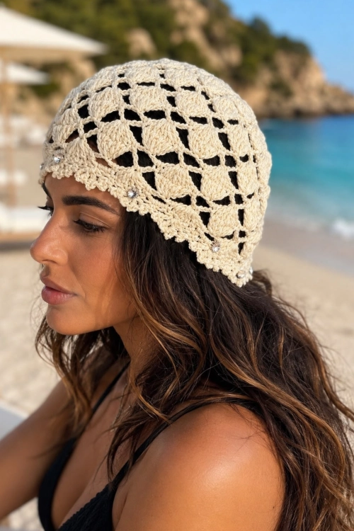 Czapka damska beżowa plażowa w romby z cyrkoniami boho Roddino