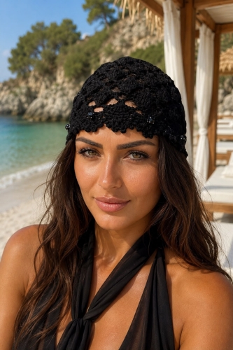 Czapka damska czarna ażurowa boho z ozdobnymi cyrkoniami Roddino
