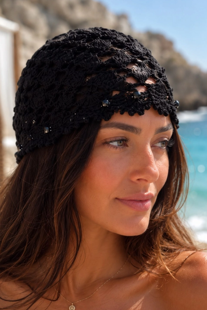 Czapka damska czarna boho z ażurowym wzorem w romby i cyrkoniami Roddino
