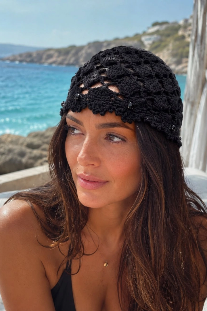 Czapka damska czarna plażowa w romby z cyrkoniami boho Roddino