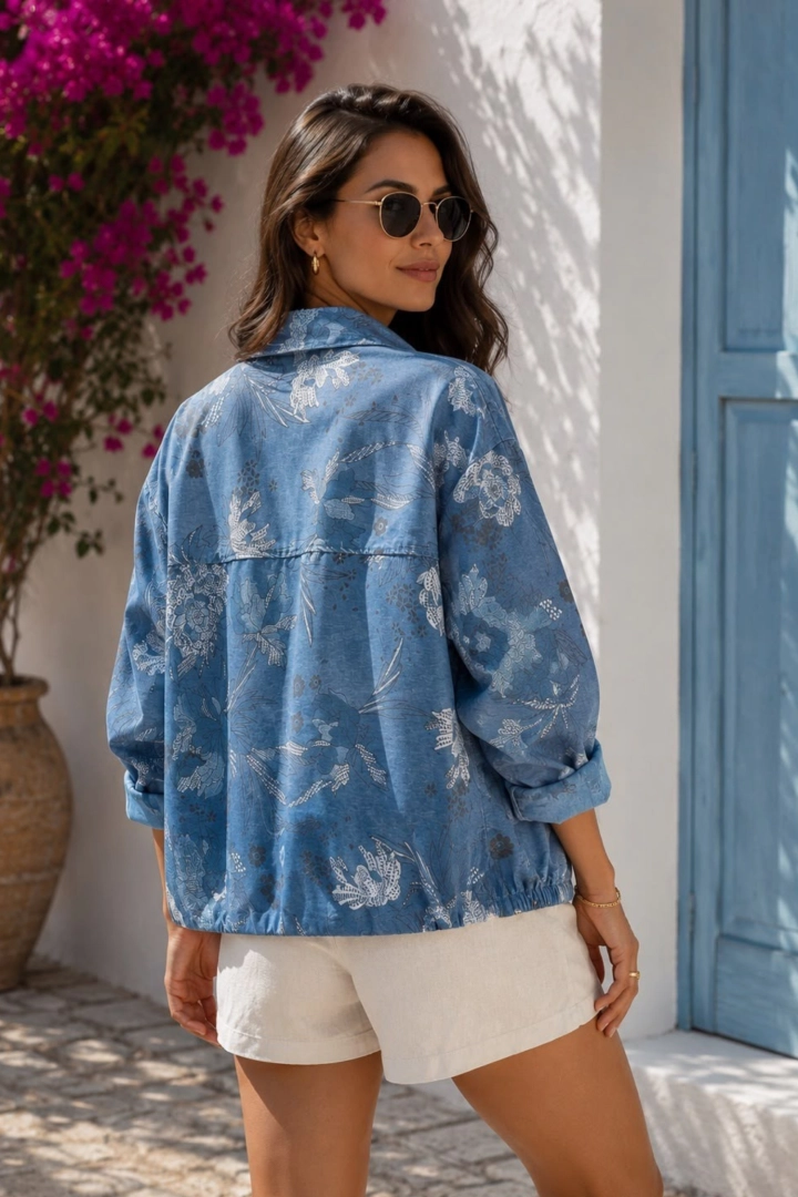 Kurtka damska denim blue w białe kwiaty z cienkiego jeansu na guziki Tiriolo