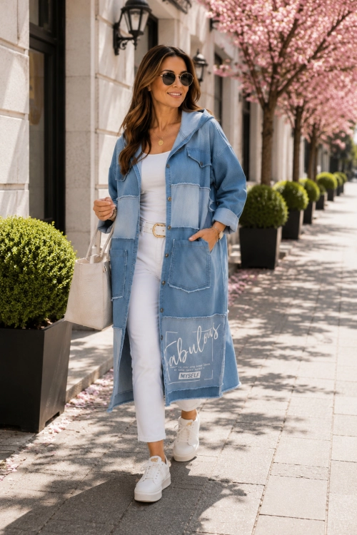 Długa narzutka jeansowa damska light denim blue oversize z kapturem i dużymi kieszeniami  Amorosia